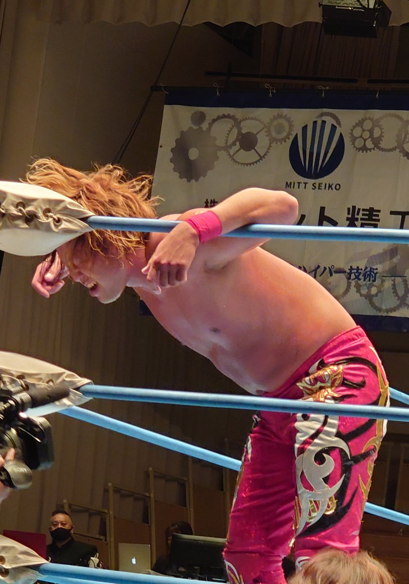 uEHpRMWlfgYtKh3's tweet photo. #ajpw
#DYNAMITESERIES
#後楽園ホール
カメラクルーの隙間から取れた「ヘトヘトだけど面白い最��の男たち」😁 https://t.co/0JWBR6WeIx