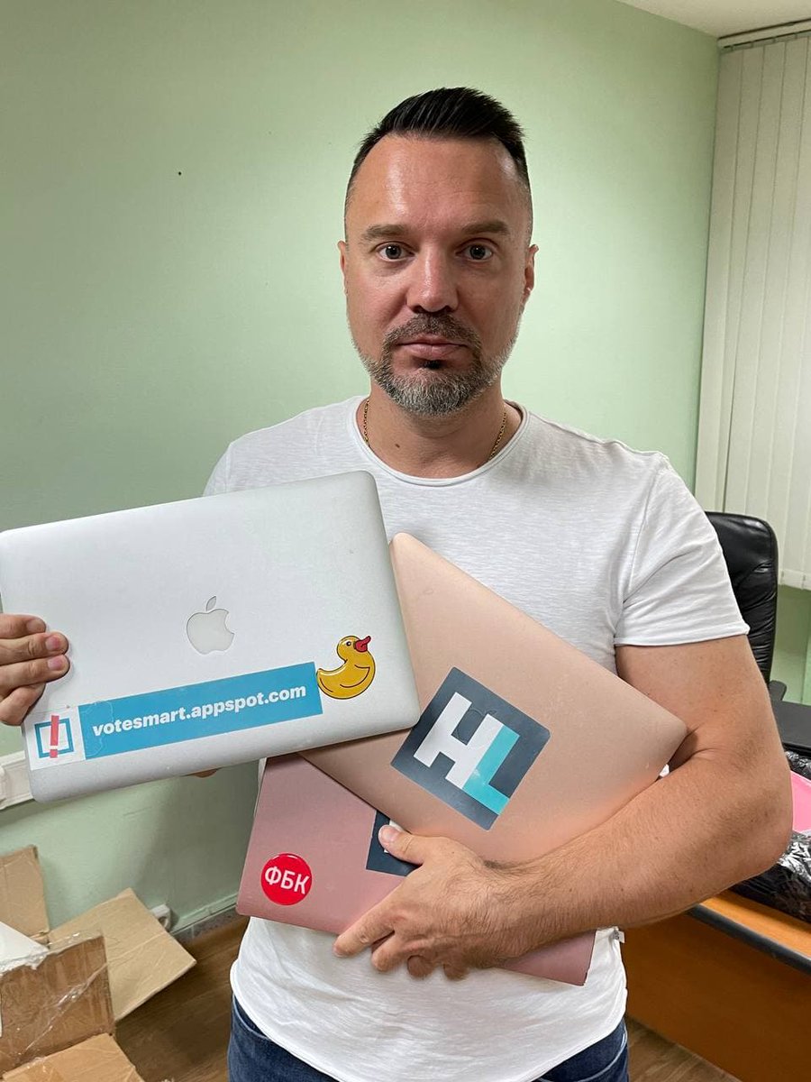 PolitRussiaRu's tweet photo. Главный редактор Политической России Руслан Осташко купил технику ФБК, реализованную на комиссионных торгах

Скоро узнаем, что интересного хранилось на жестких дисках... 😉

Подробнее https://t.co/OkIJPS3PF9 https://t.co/7v9oj2MIR5