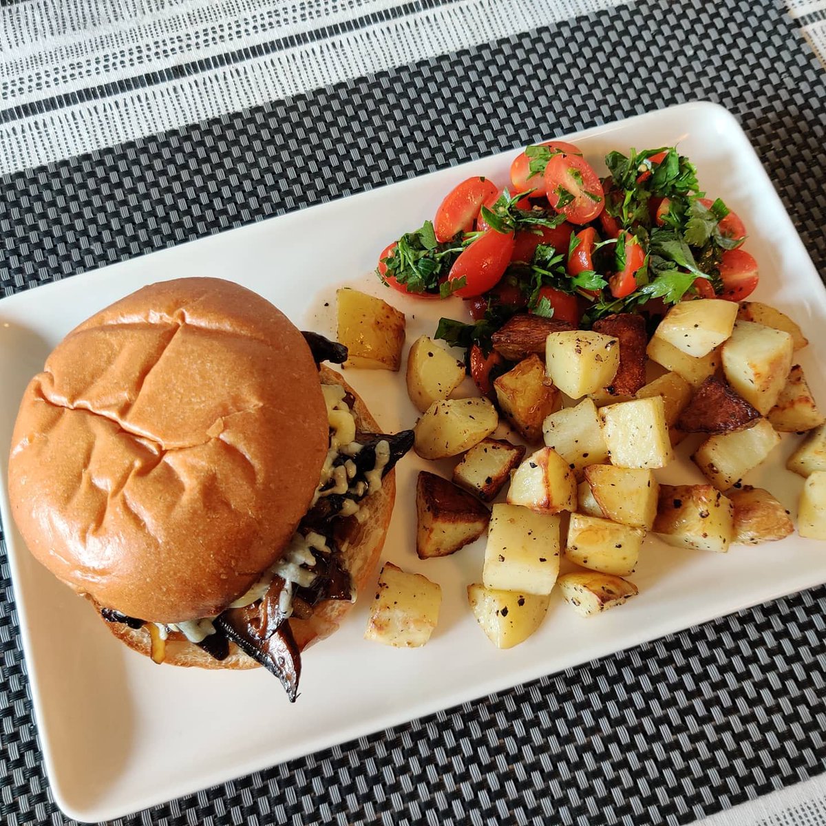 mszynisz's tweet photo. https://t.co/RzPUCfMeLW
BBQ Mushrooms in a Bun with Cheddar, Chips and Salad

#hellofresh #hellofreshuk #hellofreshpics #food #foods #foodporn #dinner #foodie #yummy #yum #cooking #healthy #mushroomburger #bbqmushrooms #cheddar https://t.co/xat0mfguVf