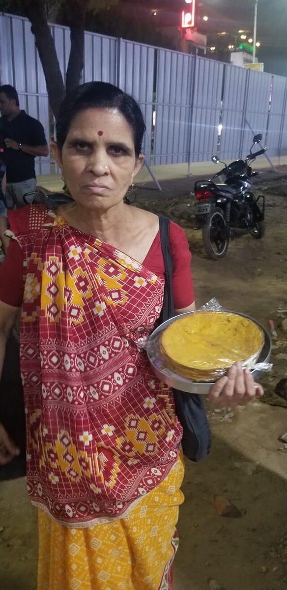 zeal1992's tweet photo. She is Veena ben, she comes from Shahpur to sell khakhra. She brings 8 to 10 kgs of khakhra daily. 
U can find her in the evenings at Municipal Market, C G road. Her Khakhra are crispy and tasty. @AmitHPanchal  @aditiraval  @MananDaniBJP  @isunnyshah @devarshi7893  @karanghoda https://t.co/Yl3v3mN81a