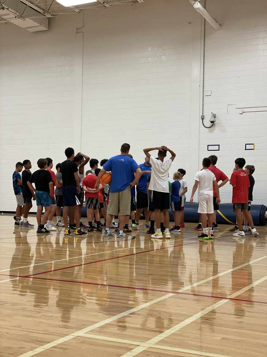 aaron_snow12's tweet photo. Great day at camp! @cshort1522 & @HoochHoops training up the future of Hooch basketball. #jrcougarshoops https://t.co/Hp5XuU8MnQ