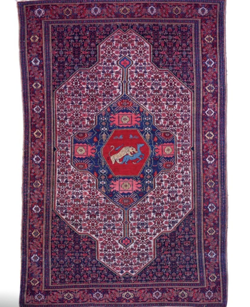 carpet_museum's tweet photo. قالی ابریشمی سنندجی قرن ۱۳ ه‌.ق با طرح گرفت و گیر در میانه و نقش ماهی در‌هم اطراف آن با رنگهای دلفریب خاص خطه کردستان
#روز_صنایع_دستی
#موزه_فرش_ایران
#وزارتخانه_میراث_فرهنگی_صنایع_دستی_گردشگری https://t.co/I7IPiKyZ2i