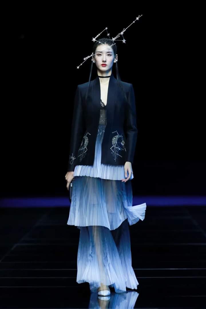 kafisart's tweet photo. Another amazing fashion inspiration. 💙 it's simply breathtaking... 😭

Heaven Gaia Spring 2021 Couture 🌸

I belive it's crucial for becoming a good Concept Artist to explore and learn about different possibilites in design. https://t.co/xpJh8aM9du