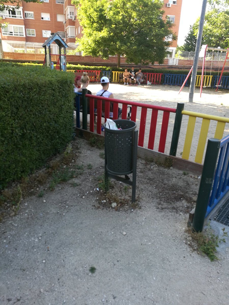 agcandil's tweet photo. @PoliciaFuenla estos son los parques infantiles detrás del campo de fútbol de Loranca, no podemos entrar con los niños porque es preferible estar a la sombra fumando y bebiendo https://t.co/XmOlKgJcXZ