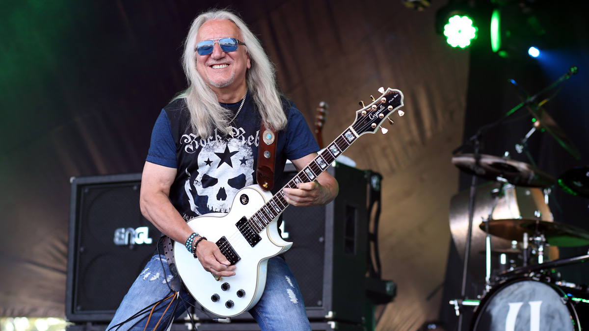 Happy birthday to the amazing Uriah Heep guitarist Mick Box! He celebrates today his 74th birthday! 