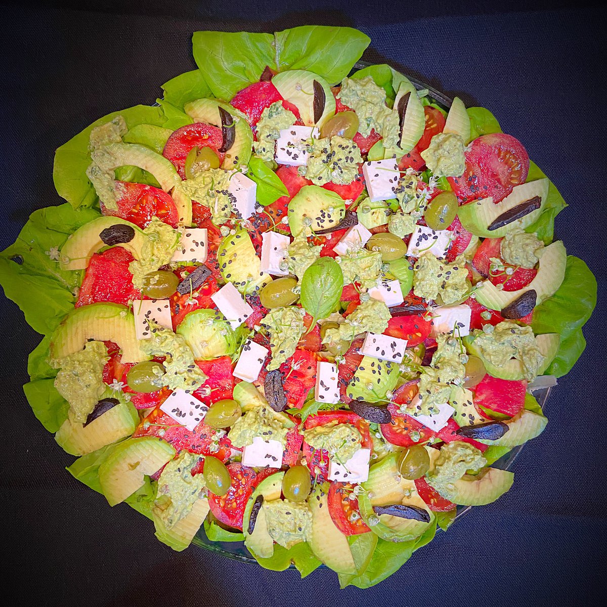 YolandaGranados's tweet photo. Se veía venir una maravillosa mega ensalada con estas súper materias primas que me han regalado: lechugas @Salanova_es (en la base), albahaca (para el pesto vegano), tomate negro y flores de cebolla y mucho más. ¡Flipantemente deliciosa!
#salading #veganpower
Thx @jcolominaRZ https://t.co/SgwltPGwFS