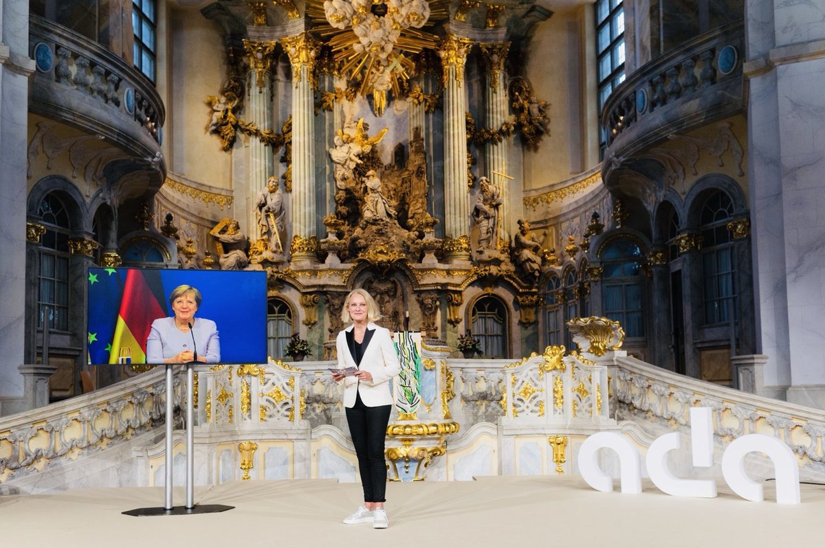 BK Merkel: „Jede Technologie kann zum Guten oder zum Schlechten gebraucht werden.“ ... „alles geht zurück auf die Frage: Hat der Mensch die Sache in der Hand oder wird damit Schindluder getrieben? Das müssen wir im Blick haben und Maßstäbe setzen.“ #MoralsMachines <a href="/join_ada/">ada</a>