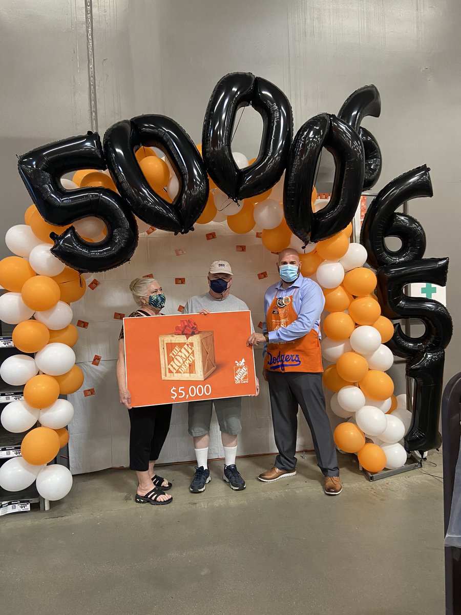 opsasmliz's tweet photo. This is happening right now! So proud to present a $5,000 gift card to our amazing customers that provide us their feedback through VOC. #bestintheav #team6651 https://t.co/twS7f74gQ4
