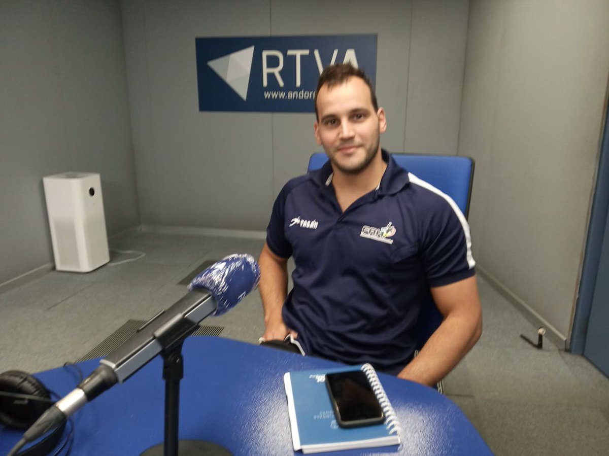 Edgarserra9's tweet photo. 🎙Entrevista a @rtvandorra amb Joel Romero a #becarisRNA sobre l’actualitat de la @FAHandbol 🇦🇩
🔗 https://t.co/ruFOChgmsH https://t.co/6U9QxrBO7E