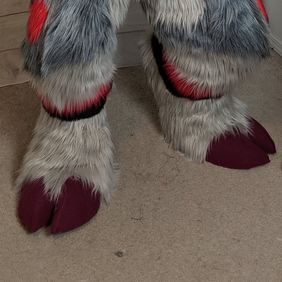 RitzCostumes's tweet photo. 4k feetpaw raffle is a go!!! I'm raffling off a custom pair of feetpaws from any of my existing patterns: 4 toed mammal, 5 toed mammal, cloven hoof, or horse hoof. Winner gets choice of indoor or outdoor bottoms and claws can be added.
RT to enter!
Ends Sunday June 13th
<3 https://t.co/0WnRBR4Lhk