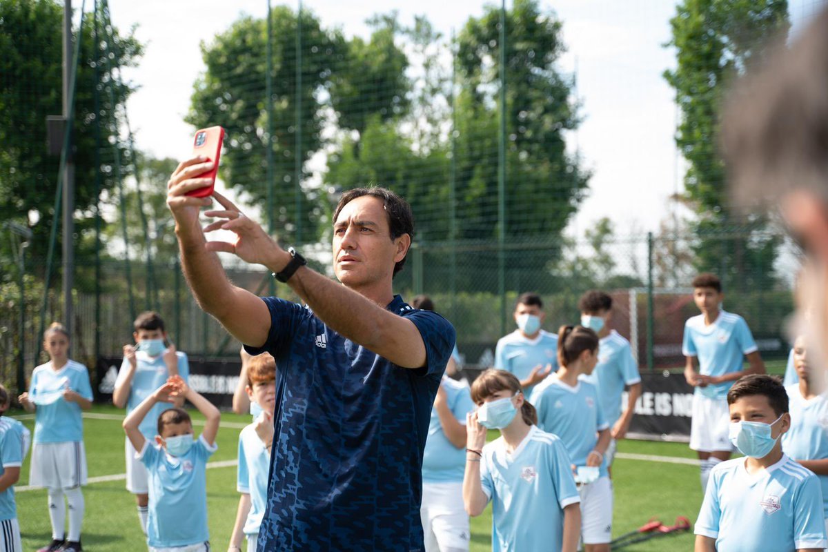 Nesta's tweet photo. Una giornata speciale insieme ai ragazzi di @_calciosociale nella periferia di Roma. Grazie per la vostra passione, la vostra gioia di vivere, il vostro entusiasmo. Siete voi che mi avete regalato una gioia oggi, non il contrario 👏🏼👏🏼👏🏼 #roma #corviale #calcio @adidas @sobesport https://t.co/QBkKFGX2zi
