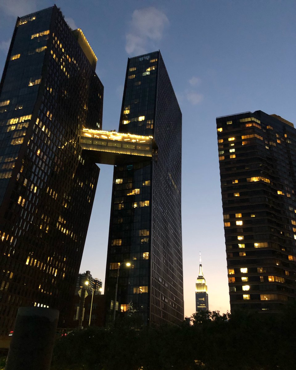 EllimanPM's tweet photo. NYC is roaring back to life, with real estate prices back to pre-pandemic levels and rentals going up. With Broadway, Carnegie Hall &amp; Lincoln Center poised to reopen, all the more reasons why there’s nothing like the Big Apple 🍎 #bigapple #nyc #empirestatebuilding #realestate https://t.co/kTpSH5eKJO