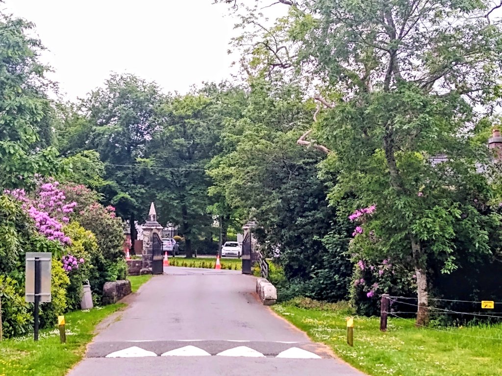 NatureL23172583's tweet photo. The gate house to Glenstal Abbey   .   #limerick #garden https://t.co/VvL5EER2sc