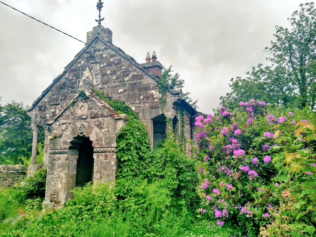 NatureL23172583's tweet photo. The gate house to Glenstal Abbey   .   #limerick #garden https://t.co/VvL5EER2sc
