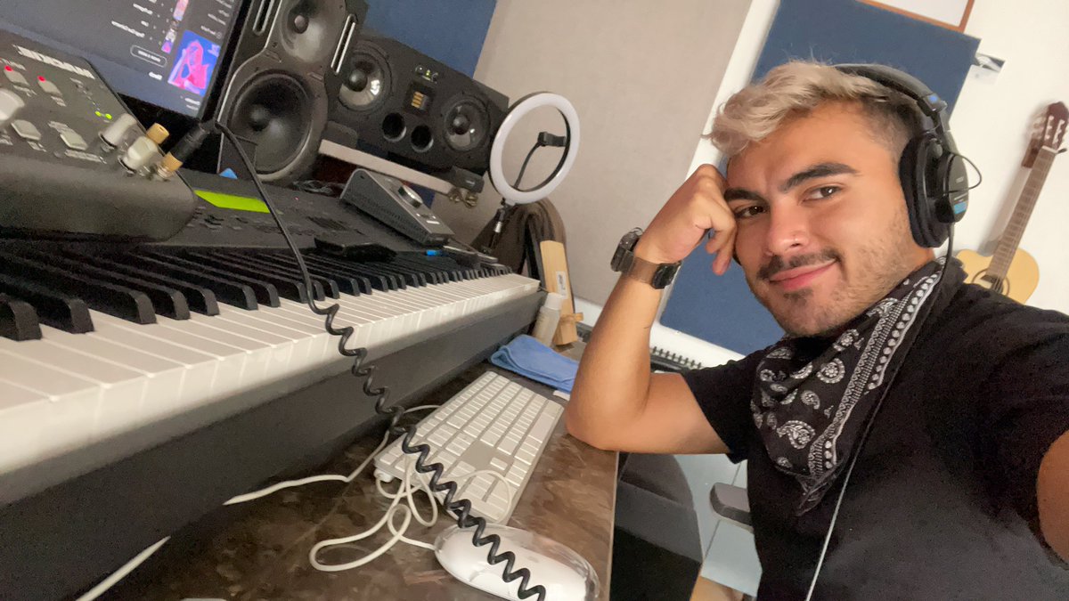 Ando ocupando el lugar de <a href="/AlexFreites/">Alex Freites</a> esta tarde en su estudio 😅 ¡LA MAQUINARIA SIGUE TRABAJANDO! 🎶 <a href="/riahoficial/">RIAH ☾</a>
