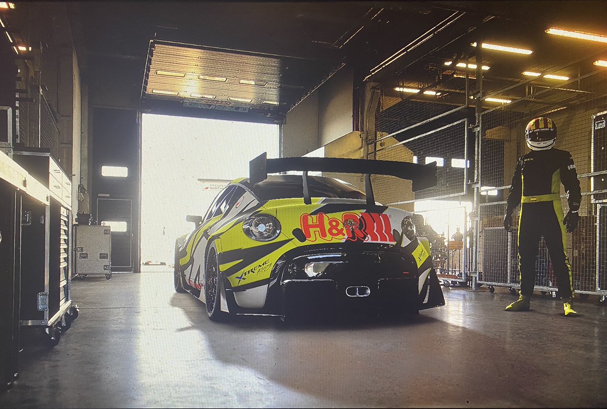 Pues ya tenemos todo listo. Toyota, mono y casco con los colores de <a href="/FC_BlackBird/">BlackBird FC</a> para las carreras de hoy de la Copa de Naciones 🇪🇸🖤💛