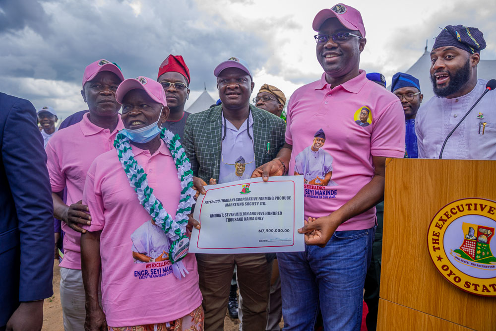 seyimakinde's tweet photo. This afternoon, we commissioned the Ilaju Garri Processing Factory in Ido LGA. This facility is one of the many assets of the state government which had been left moribund for years. The resuscitation is led by Ido (Ibadan) Cooperative Society and supported by our administration. https://t.co/JXdWzEk9FB