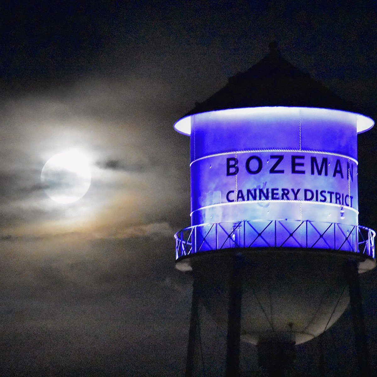 onlyinbozeman's tweet image. The days are getting longer, but there's still plenty to do after dark in Bozeman. The Cannery District is great spot for a bite to eat or a drink after the sun sets. 

📸 : @philzchil
#VisitBozeman #OnlyInBozeman #Montana #FourOSix #Bozeman #VisitYellowstone #VisitMT