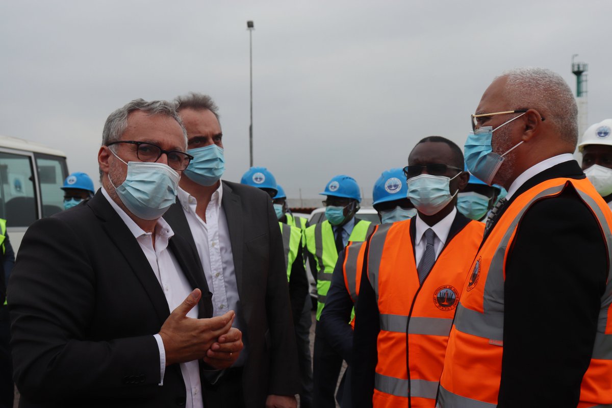 Congo_Terminal's tweet photo. Visite de travail ce lundi 07/06 de M. JMT Tchicaya, au Terminal à conteneurs.
Accueilli par M. Palayer et M. Pujalte, qui lui ont relaté son développement du début de la concession à ce jour, il a apprécié la participation de @Congo_Terminal à l’essor de l’économie nationale. https://t.co/vZTARMvERi