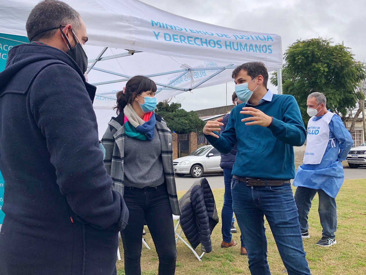 NanoCaraOK's tweet photo. Junto a @micamaggio Directora asociada del #HospitalReencuentro estuvimos en #Tolosa en un nuevo #OperativoDetectar para seguir trabajando en la búsqueda activa de casos #Covid 🔎🦠
También estuvo el Ministerio @justiciayddhhBA con el operativo #CaJus asesorando a lxs vecinxs 📝 https://t.co/eID5Q9C3te