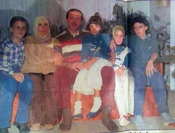 ay_moon_ay's tweet photo. - Adam açtı. Sarayında 550 çeşit yemek verdik
- Evsizdi. 1150 odalı Saray yaptırdık.
- Yazlığı yoktu. 300 odalı yazlık saray verdik
- Kamyon kasasında gezerdi.
358 makam aracı, 4 helikopter 
14 uçak aldık

Ama O çıktı "Halk açsa muhalefet doyursun" dedi
#AçOlanlarıSizDoyurun https://t.co/xcmQt9Aeoq