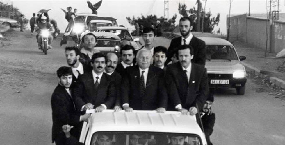 ay_moon_ay's tweet photo. - Adam açtı. Sarayında 550 çeşit yemek verdik
- Evsizdi. 1150 odalı Saray yaptırdık.
- Yazlığı yoktu. 300 odalı yazlık saray verdik
- Kamyon kasasında gezerdi.
358 makam aracı, 4 helikopter 
14 uçak aldık

Ama O çıktı "Halk açsa muhalefet doyursun" dedi
#AçOlanlarıSizDoyurun https://t.co/xcmQt9Aeoq