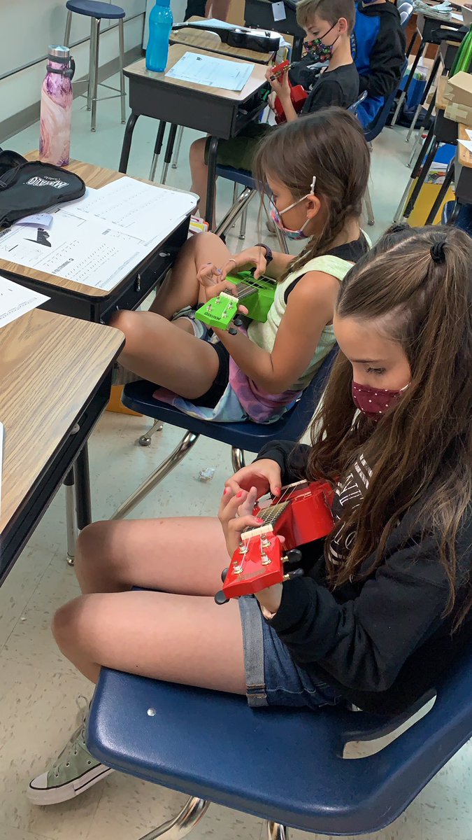 Grade 4’s rock’n out the ukulele. Kids love it!  #ukulelefun #mahaloherewecome