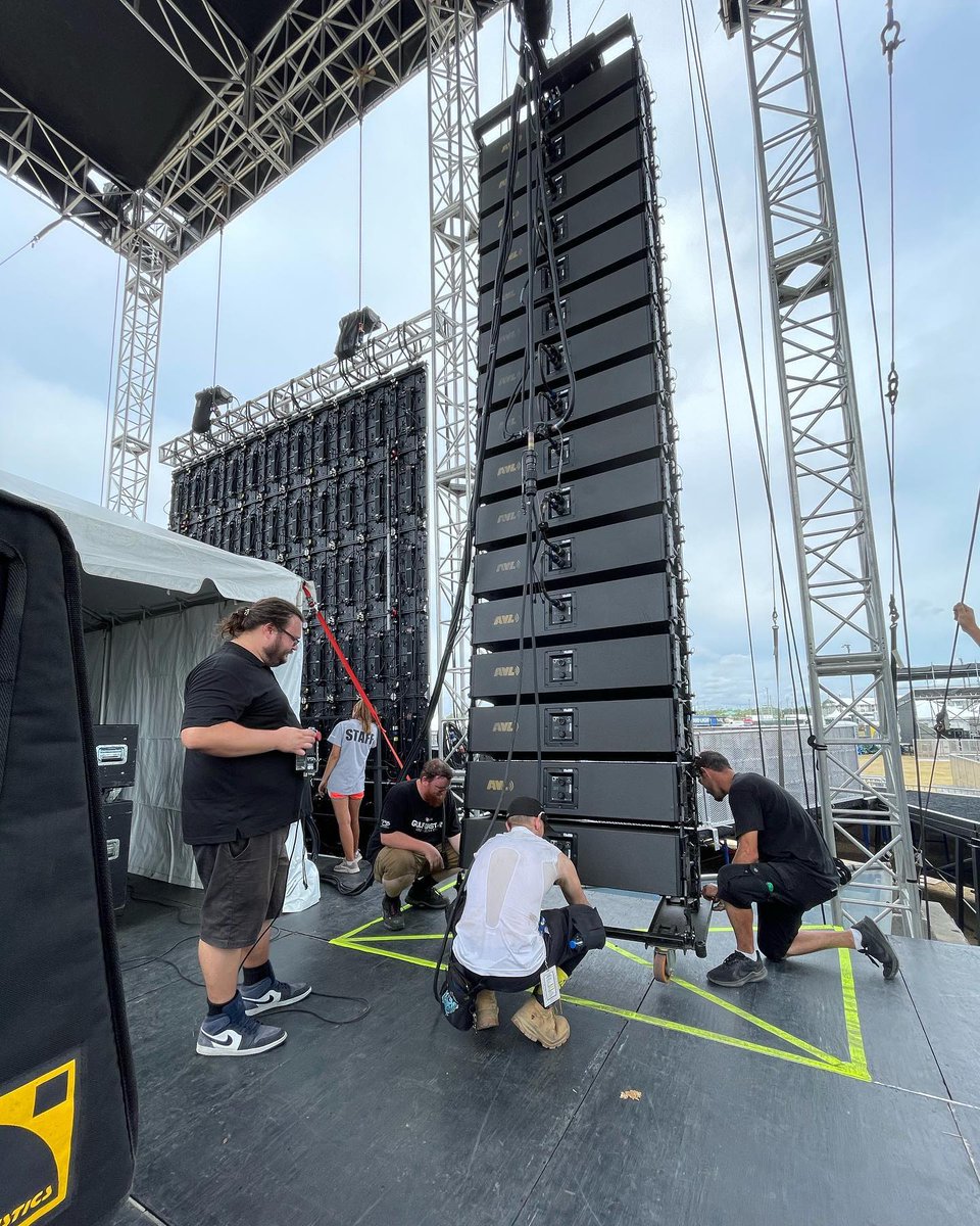 L_ACOUSTICS's tweet photo. The 30,000-capacity country music festival Pepsi @GulfCoastJam took place in Panama City Beach, Florida, last week.
The large-scale event was powered by an L-Acoustics #K2 system and the high-performance #KS28 deployed by the #AVLProductions team. https://t.co/gAF8sNEyhV