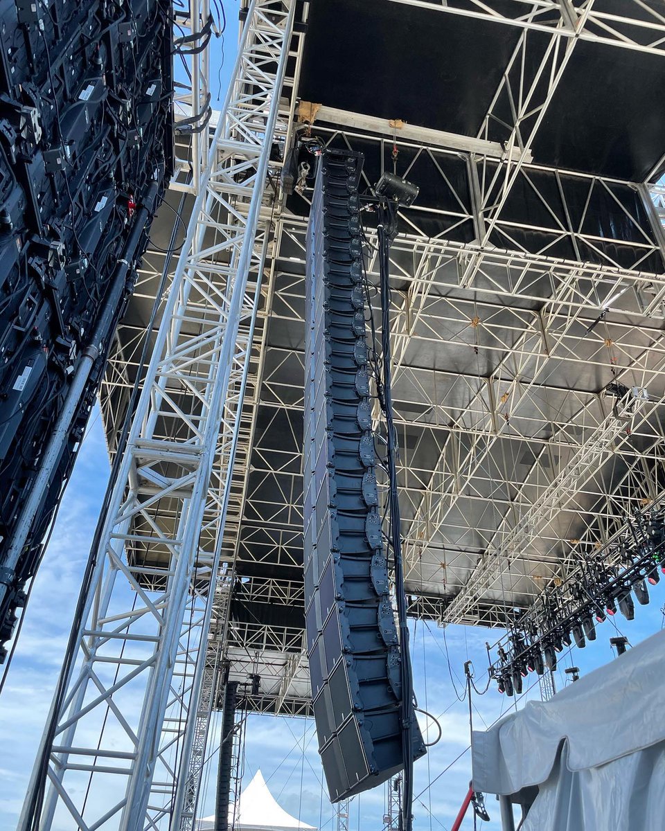 L_ACOUSTICS's tweet photo. The 30,000-capacity country music festival Pepsi @GulfCoastJam took place in Panama City Beach, Florida, last week.
The large-scale event was powered by an L-Acoustics #K2 system and the high-performance #KS28 deployed by the #AVLProductions team. https://t.co/gAF8sNEyhV