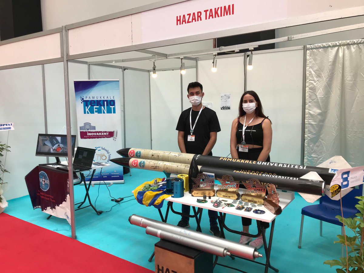 Teknofest’te iki yıl üst üste elde ettikleri birinciliklerle Üniversitemizi gururlandıran Pamukkale Üniversitesi Hazar Roket Takımı, “Eskişehir Endüstri, AR-GE, Sanayi ve Teknolojileri Fuarı”na katıldı. Takımızın roketi fuarda büyük ilgi gördü.