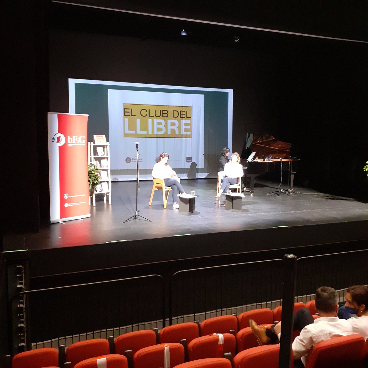anna_baguena's tweet photo. El Club del Llibre aquest any a Alella! Marina Porras entrevista a la traductora Esther Tallada, Premi Crítica Serra d'Or per "Llum d'agost" de Faulkner. Gràcies @biblioalella per acollir aquesta trobada😊 https://t.co/tfZaYLRRDN