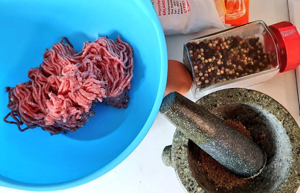DrBananaGarcia's tweet photo. Today I was watching my old cooking videos and I found the recipe for #BaksoSapi from Indonesia and I wanted it. Again, I forgot to buy the white pepper, so I had to manually look for the whites and grind them ms 😅. 

Don't miss min 6:24 😹

https://t.co/IGRZOgoJAu https://t.co/mkYZ2XyaR6