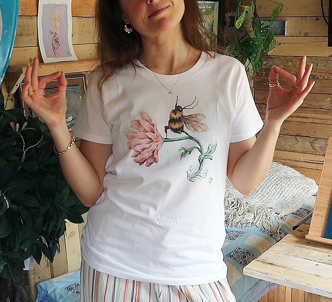 greenfoxillo's tweet photo. I put my Bee on a Tee!
#watercolourpainting #beeart #beedesign #beepainting #inkandwatercolour #natureart #yogadesign #yogabee #bumblebee #yogagirl #yogapant #YogaShorts #yogatop https://t.co/lO5K0CWGzP