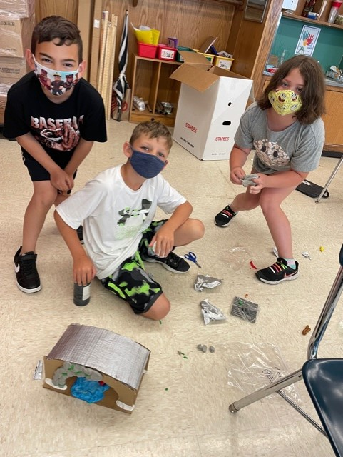 perlesmagnet's tweet photo. 4th grade Magnet students hard at work designing and constructing their bridges! https://t.co/HhergvBlBH