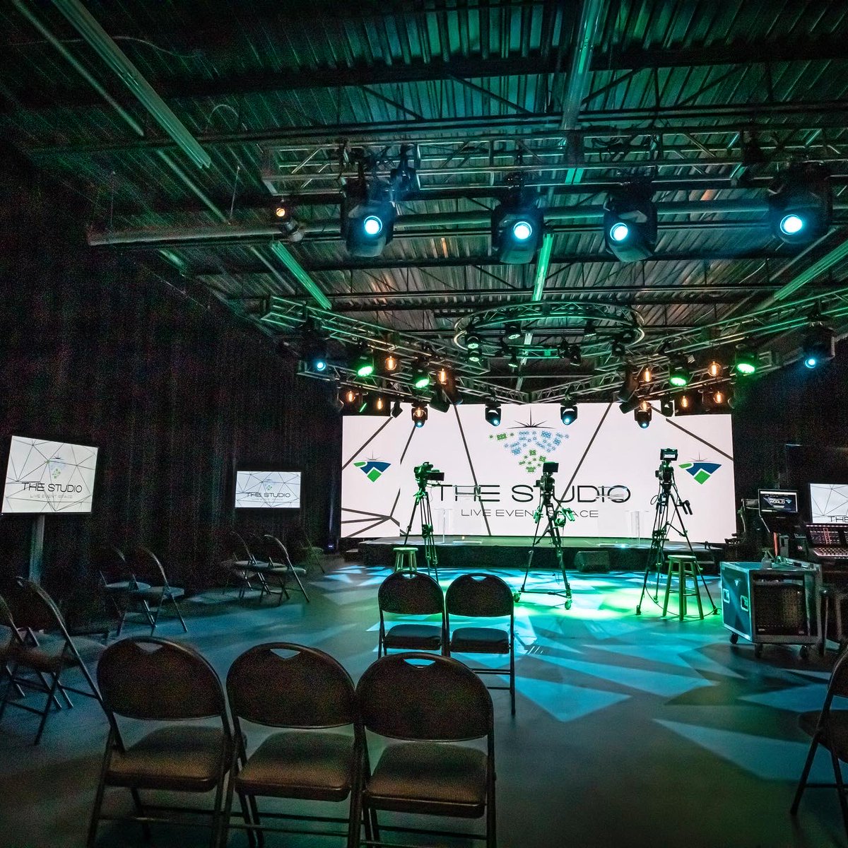 JonBeckett2's tweet photo. Hey people of #YEG
Looking for a place to hold your next #VirtualEvent?
I may be bias but I believe we have the best facilities hands down in the city!
#BookATour
#VirtualGalas
#VirtualAwards
#TheStudio
#SafeSpace
#ProductionWorldStudios
@productionworld https://t.co/4B6Mngygtc