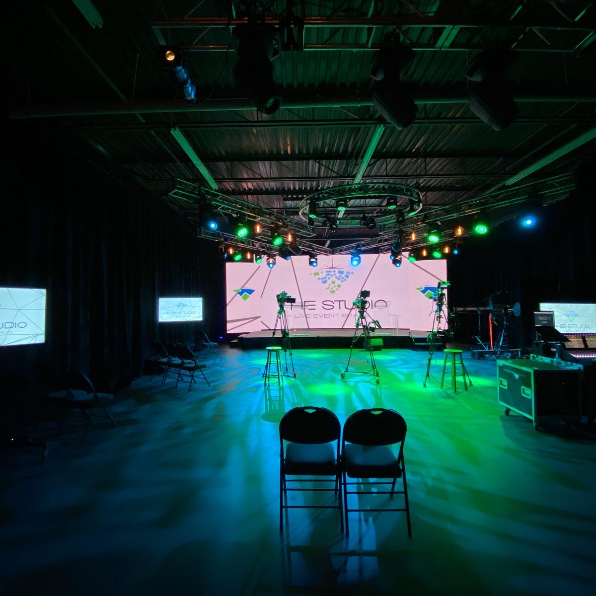 JonBeckett2's tweet photo. Hey people of #YEG
Looking for a place to hold your next #VirtualEvent?
I may be bias but I believe we have the best facilities hands down in the city!
#BookATour
#VirtualGalas
#VirtualAwards
#TheStudio
#SafeSpace
#ProductionWorldStudios
@productionworld https://t.co/4B6Mngygtc