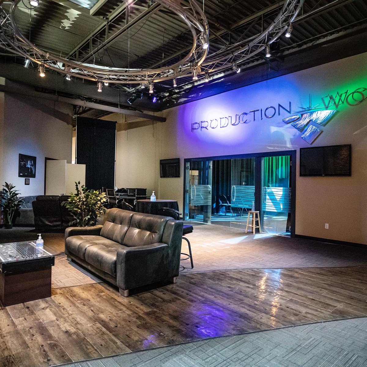 JonBeckett2's tweet photo. Hey people of #YEG
Looking for a place to hold your next #VirtualEvent?
I may be bias but I believe we have the best facilities hands down in the city!
#BookATour
#VirtualGalas
#VirtualAwards
#TheStudio
#SafeSpace
#ProductionWorldStudios
@productionworld https://t.co/4B6Mngygtc