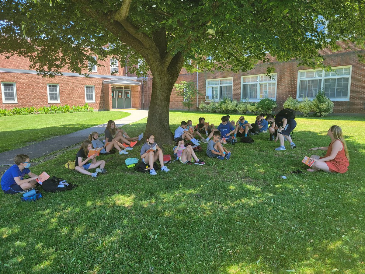 Oldfield_MS's tweet photo. Ms. Grabowski's class is enjoying some shade while they read Restart! @gordonkorman https://t.co/oO9wPCMcvX