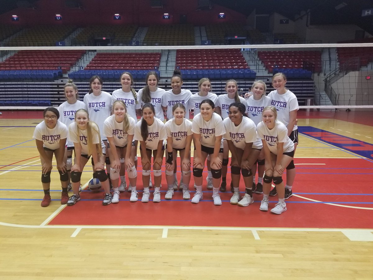 SalthawkVB's tweet photo. Great Camp this week at HCC with Coach Downing!! Hutch Varsity and JV came out in 1st place for the week along with multiple individual awards!! #salthawkstrong #bluedragonstrong #Hutchvolleyball https://t.co/3DpR7CUnpp