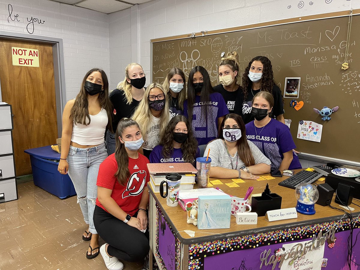 annaelizaabethh's tweet photo. #lastday🤍💜🖤 https://t.co/DR9gr8iPJv
