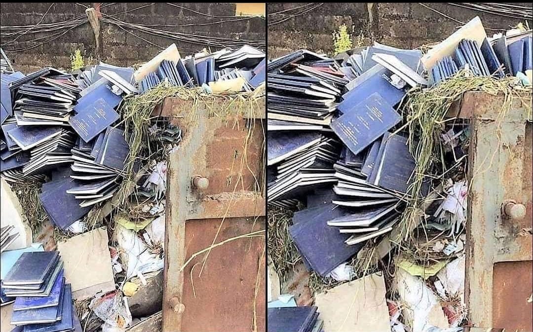 ajdubsteprix's tweet photo. The hard work of students who use to work on projects for 3-4 months do the Hardbound &amp; this we get in the last *HMARI MEHNAT KUDE MEIN* 
If data can B save online thn why to waste it on paper 
Plz chnge this policy atleast koi nirash ni hoga @DrRPNishank @timesofindia @BBCHindi https://t.co/iyRTwTOgKM