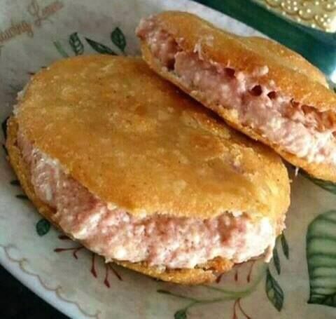 "Pertenezco a una raza de devoradores de arepas y fritangas

Sentía en mi boca la molicie de la salsa de ajo con aguacate

Yo seguí por ese camino, solo y sin deponer la botella de malta"

J.A. Ramos Sucre