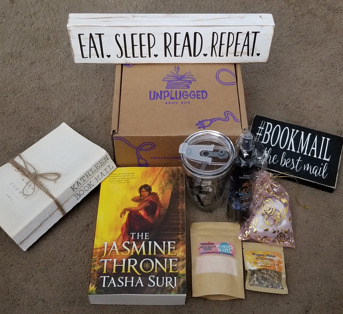 JerseyGirlBook's tweet photo. Today's Book Mail: June @unpluggedbooks selection #UnpluggedBookBox #AdultBookBox #Fantasy https://t.co/KfVUmBzKnD