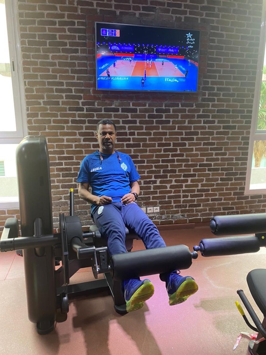 The coach also needs to stay in shape 💪🏾🦅💚 #DimaRaja