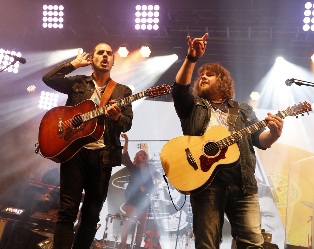 QUBmusique_ca's tweet photo. On les aime autant pour leur musique que pour qui ils sont. Pour nos un an, on s'est offert des entrevues avec vos artistes préférés. Aujourd'hui, c'est @2Freres qui nous font cadeau d'un peu de leur temps! 🤩https://t.co/giY7SKQxr6
#unanqubmusique #2freres #musiquedici https://t.co/7CsG8MrKv3