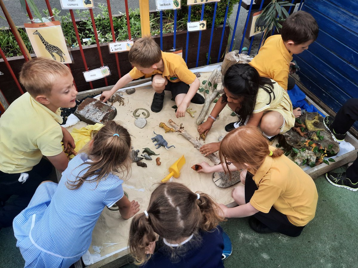 Who doesn't like a little bit of sand between the toes? Willows enjoyed their African themed outdoor learning area this afternoon. 🐆🐅🦒🐘🦓🐒
