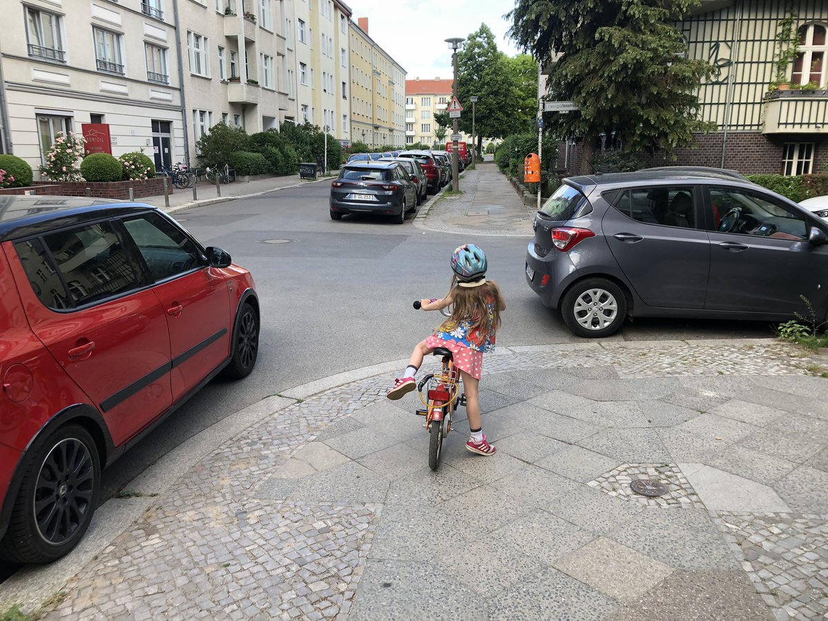 Durch diese hohle Gasse muss sie radeln — wenn‘s kracht, heißt es wieder: „übersehen“ #Pankow #Pestalozzistraße