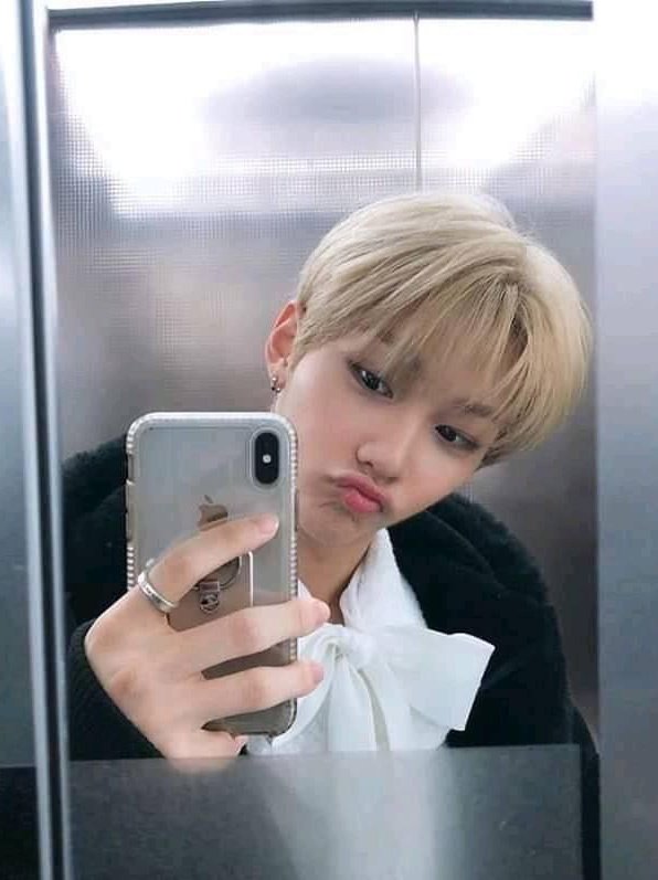 VLIXBLOG's tweet image. 🤳🏼#V • #Felix • #뷔 • #필릭스