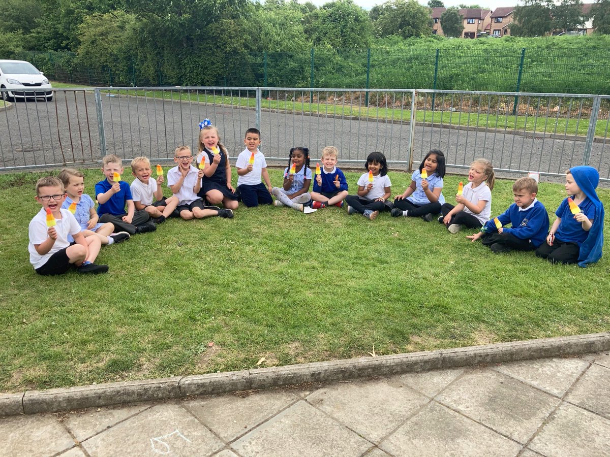 BPSCorbett's tweet photo. This afternoon we needed to get to Spain on holiday so we built an aeroplane โ๏ธ There was a pilot and an air steward serving yummy delights! When we arrived we had ice lollies on the โbeachโ as our class treat that we earned on Tuesday! #learningisplay #playislearning https://t.co/iXAEekaqd1
