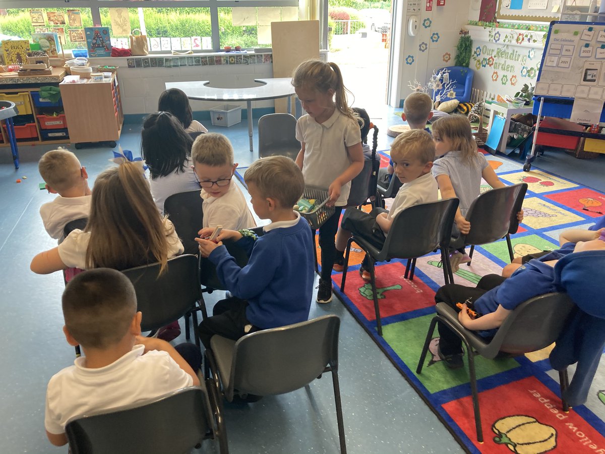 BPSCorbett's tweet photo. This afternoon we needed to get to Spain on holiday so we built an aeroplane โ๏ธ There was a pilot and an air steward serving yummy delights! When we arrived we had ice lollies on the โbeachโ as our class treat that we earned on Tuesday! #learningisplay #playislearning https://t.co/iXAEekaqd1